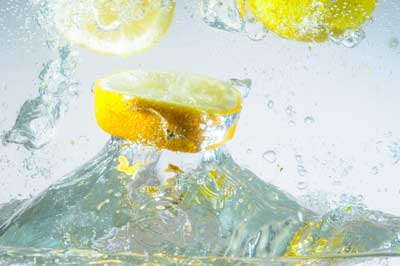 warm water met citroen